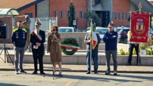 Momento commemorativo: Dirigente scolastica Katia Vincenza Miglionico (al centro), il Sindaco Franco Romeo (alla sua destra).